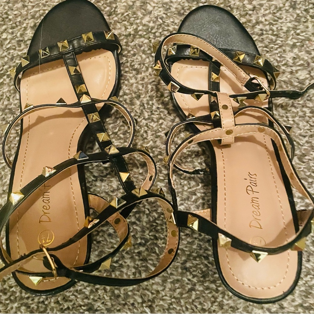 Dream Pairs Black and Gold Sandals Elegant T-Strap Design